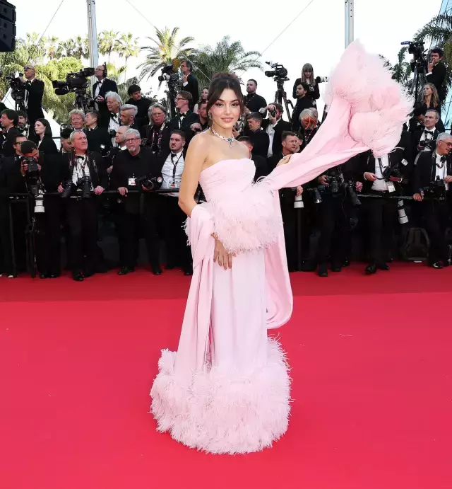hande-ercel-cannes-film-festivali-nde-ne-giydi-18633315-422-m.webp