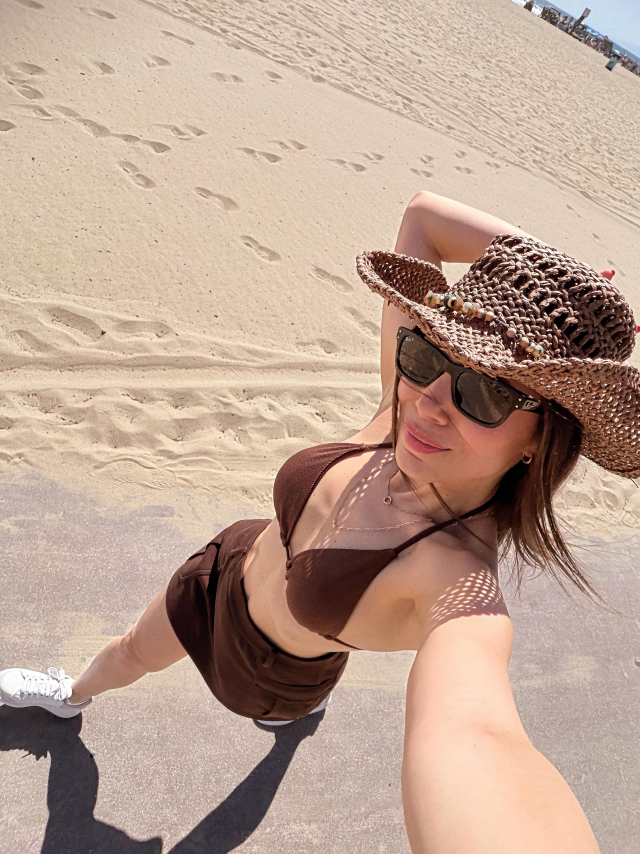 sunucu-melike-celik-havuz-basi-86847761-1101-1-m.webp